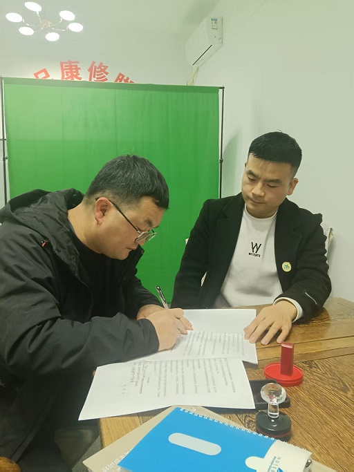 热烈祝贺河南平顶山闫冬冬老师成功加盟爱足康修脚堂。提前预祝生意兴隆，财源广进！